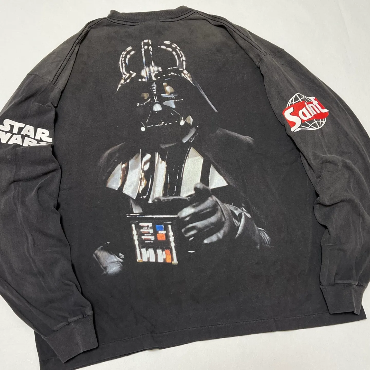 SAINT Mxxxxxx × STAR WARS SW_LS TEE /DARTHVADER/BLK Star Wars co-branded model Darth Vader/Anakin Skywalker distressed long sleeves washed black S-XL The print comes from "Anakin Skywalker" in "STAR WARS Episode I/The Phantom Menace" The impressive poster visual and the design of "Darth Vader" printed on the back The entire garment is hand-processed with dirt, washed with water, and printed with a distressed feel, which perfectly interprets the artistic specialty of NEW VINTAGE. In addition, the original co-branded main mark/wash mark/little angel anti-counterfeiting mark can be customized. It can be said that every detail of ZP is perfectly reproduced.